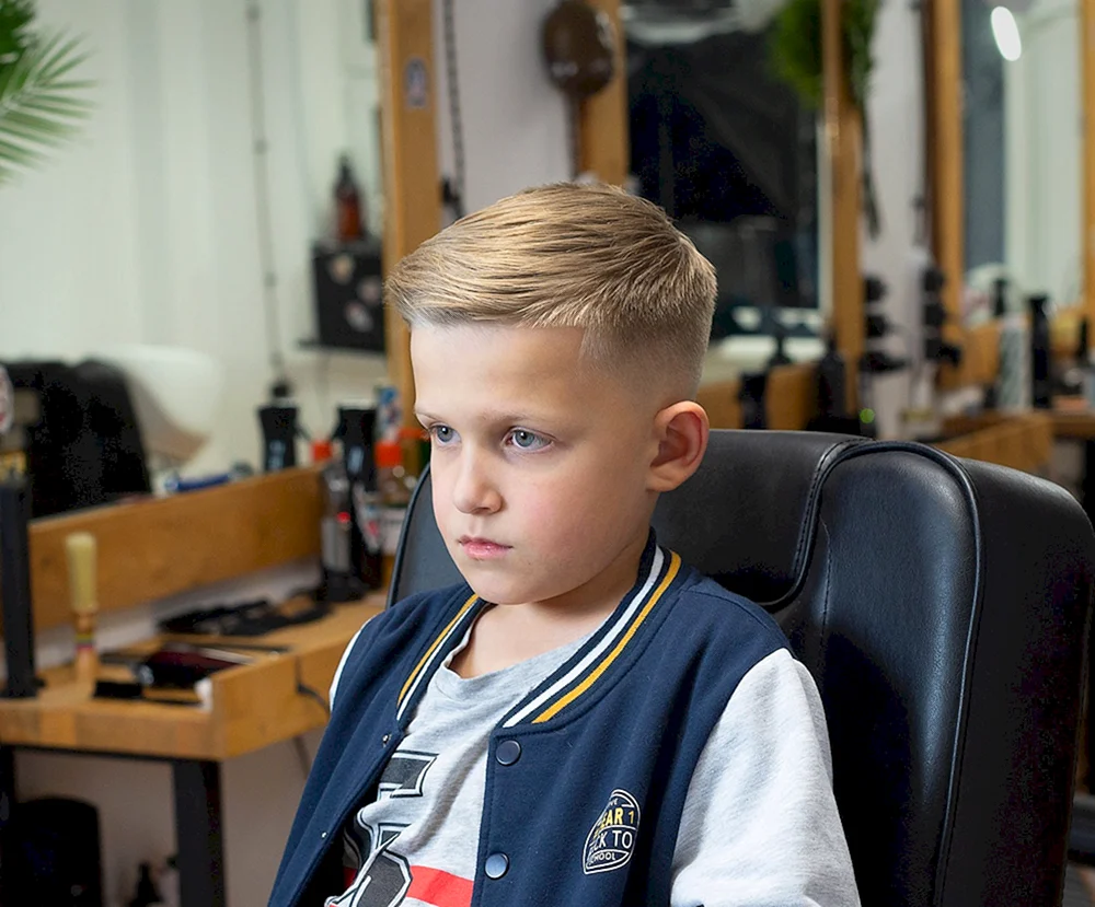 Haarschnitte für Jungen 11 Jahre altHalbschalen-Haarschnitt für Jungen 15 Jahre alt