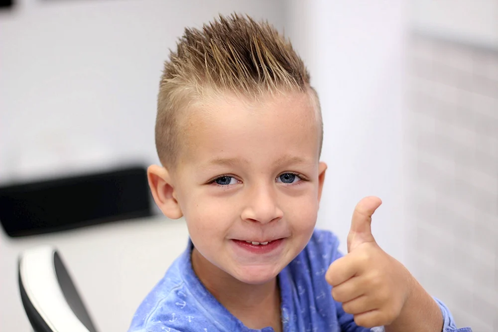 Gavroche-Haarschnitt von hinten für Jungen