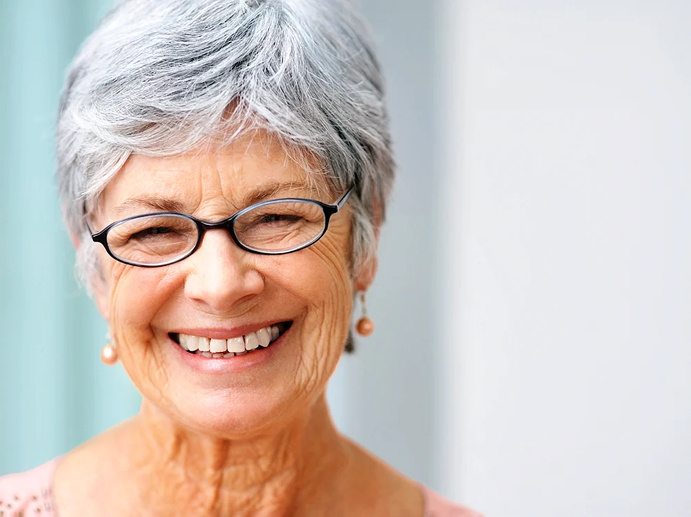 Frau mit lockigem Haar