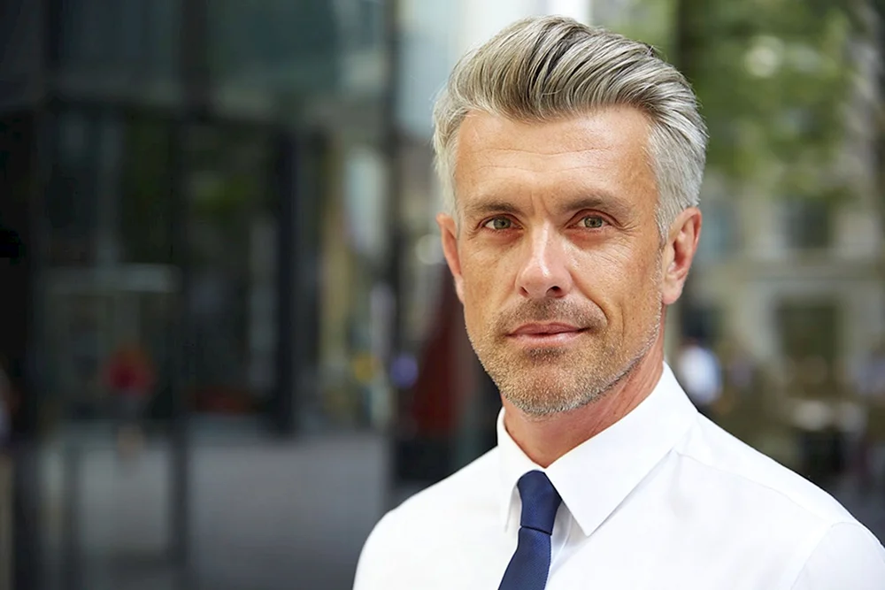 Haarschnitte für graue Männer