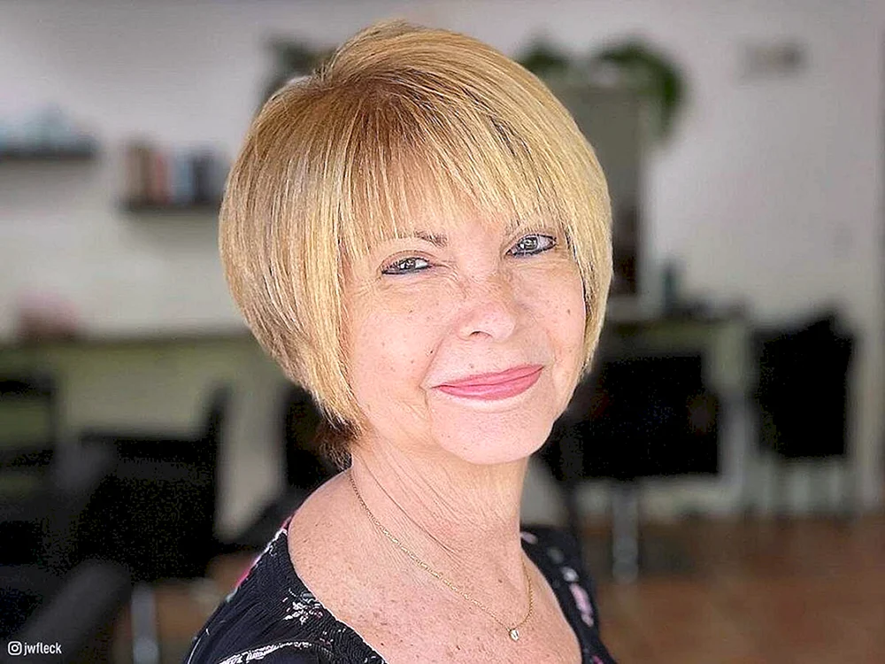 Pixie Cascade Haarschnitt für mittellanges Haar für Frauen ab 50