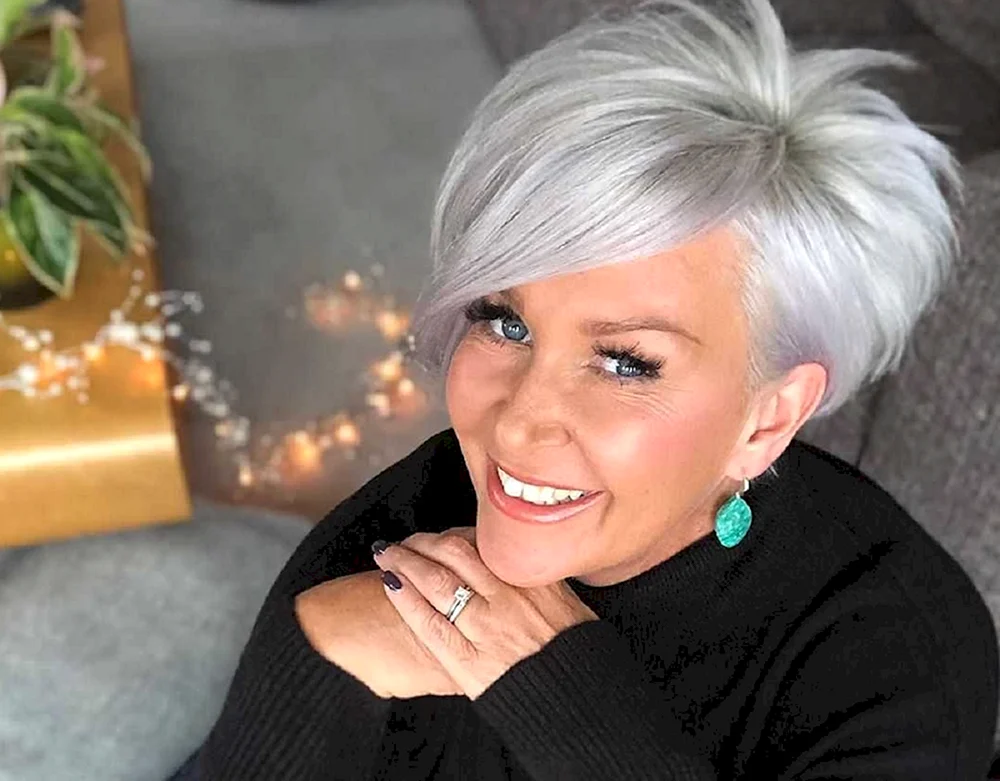 Kurzer Pixie Haarschnitt für graues Haar