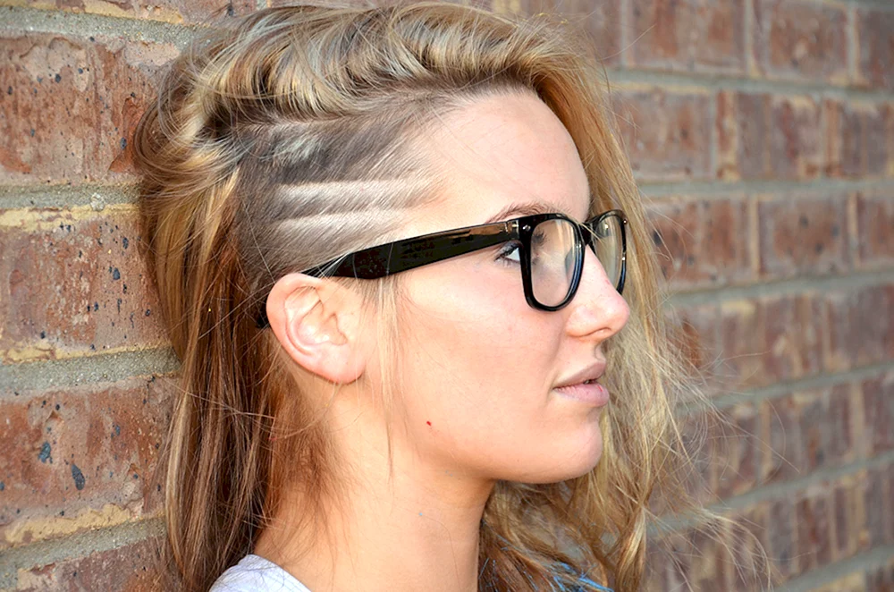 Haarschnitte für lange Haare mit rasierten Schläfen