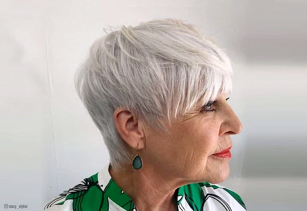 Haarschnitte für graues Haar nach 60 für Frauen