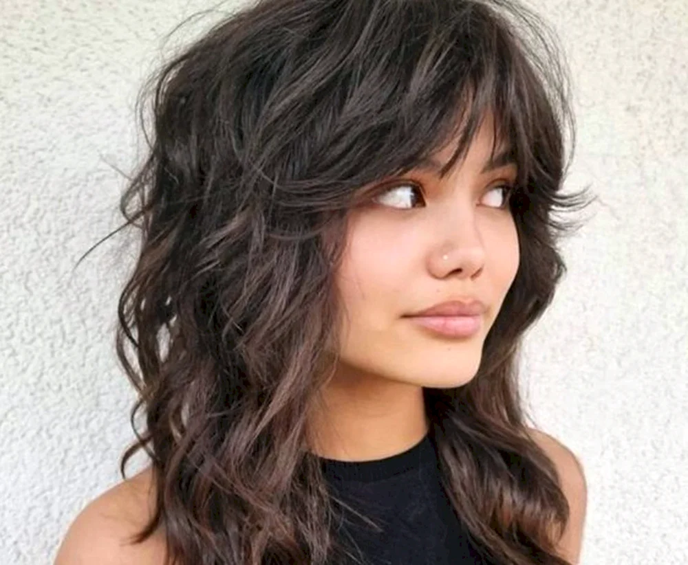 Shaggy Cascade Brown Haarschnitt für mittleres Haar 2023