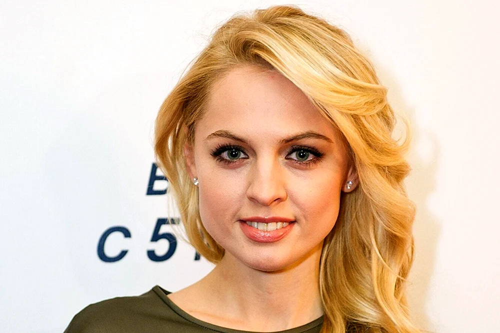 Yanina Studilina Schauspielerin