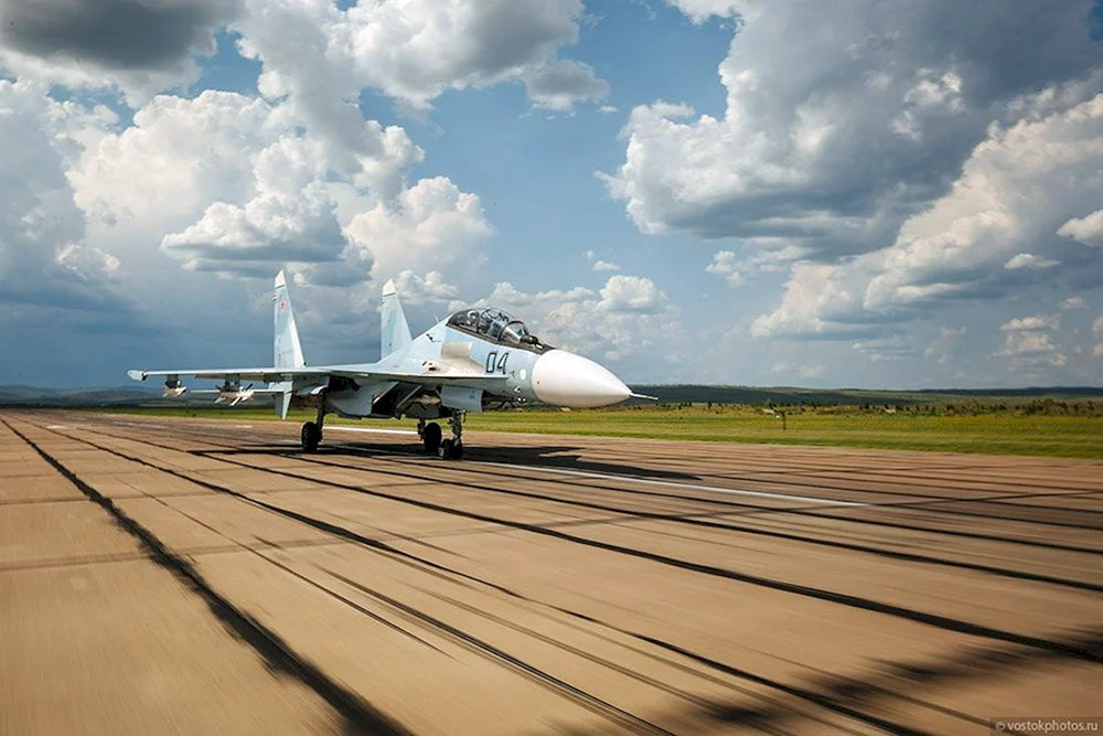 Militärische Landebahn des Flughafens
