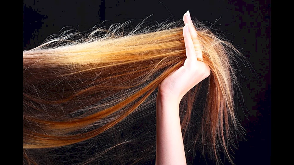 Blondes Haar rot färben