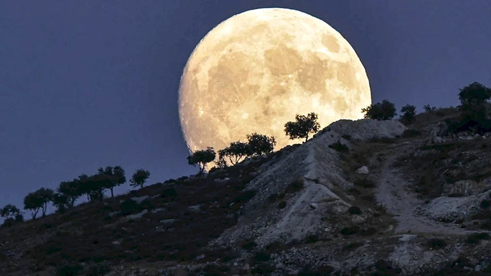 Mond über dem Meer