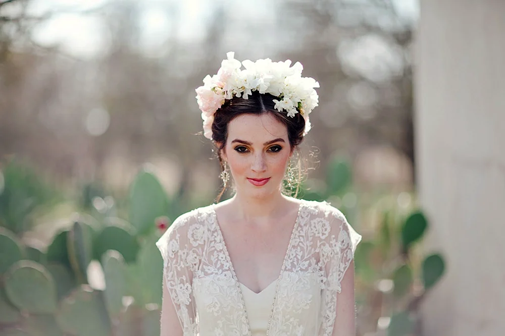 Hochzeitskleid mit Kranz auf dem Kopf
