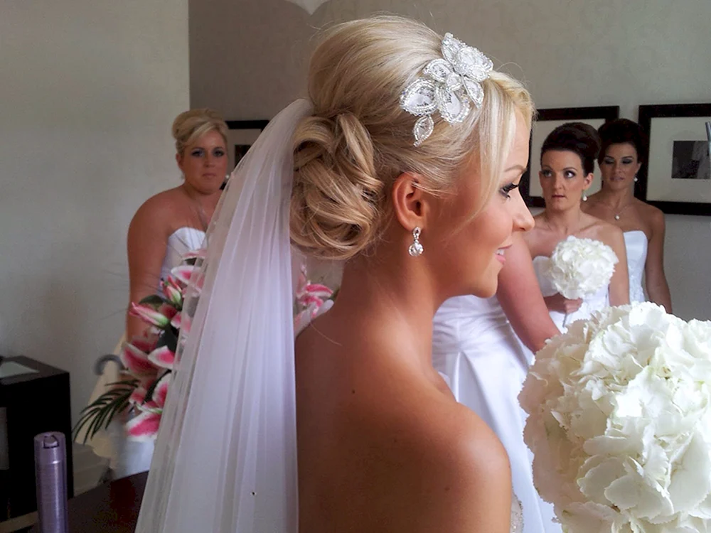 Hochzeitsfrisuren mit offenem Haar und Schleier