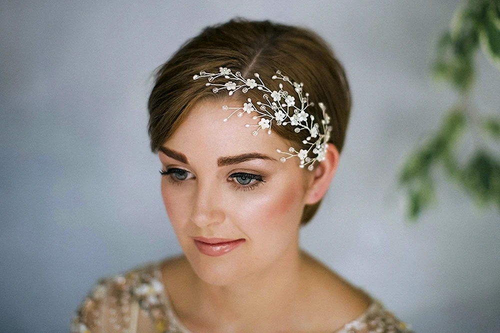Hochzeitsfrisuren mit Diadem für kurze Haare