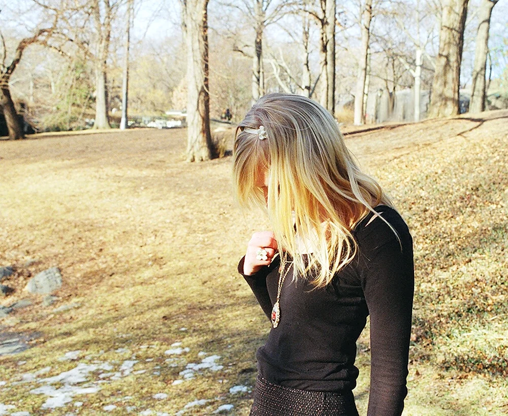 Blondes Mädchen mit langen Haaren