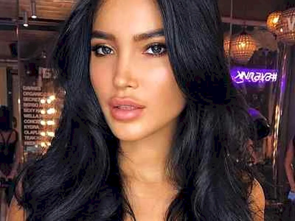 Svetlana Bilyalova vor der Schönheitsoperation