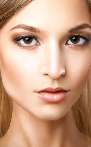 Hellblondes Haar und braune Augen