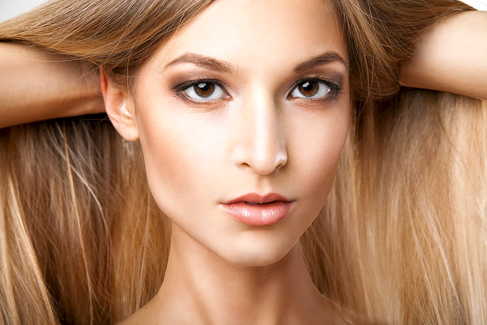 Hellblondes Haar und braune Augen