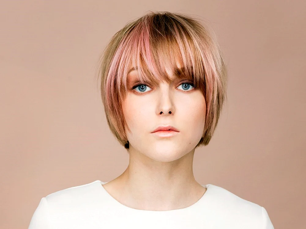 Hellblonde Haarfarbe kurzer Haarschnitt