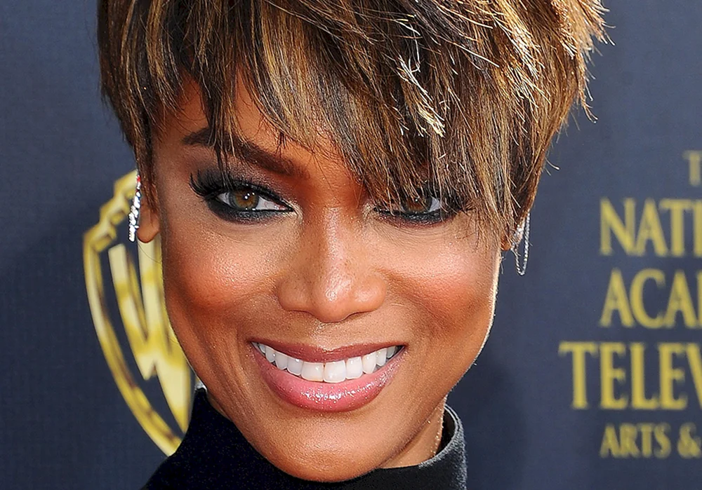 Tyra Banks mit Kurzhaarschnitt