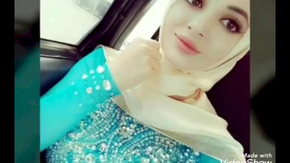 Mädchen im Hijab von hinten