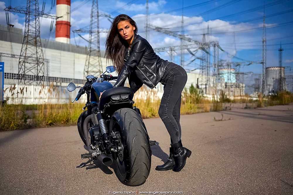 Emma Motorradfahrerin