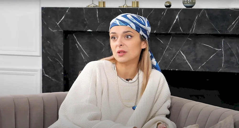 Freundinnen zeigen Tatiana Mingalimova