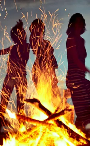 Tanzen am Lagerfeuer