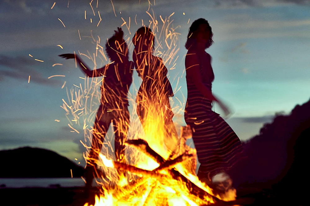 Tanzen am Lagerfeuer