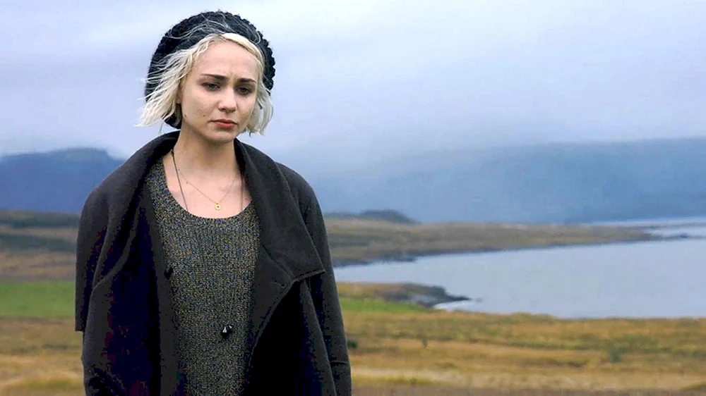 Tuppence Middleton achter Sinn. Middleton