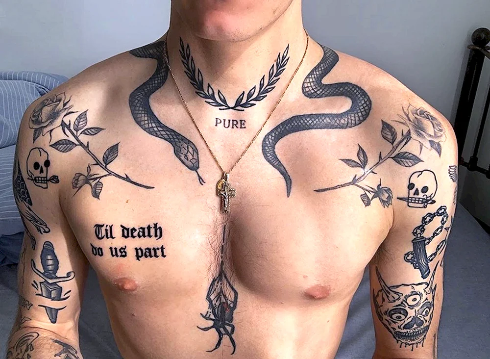 Schlangen Tattoo auf Brust