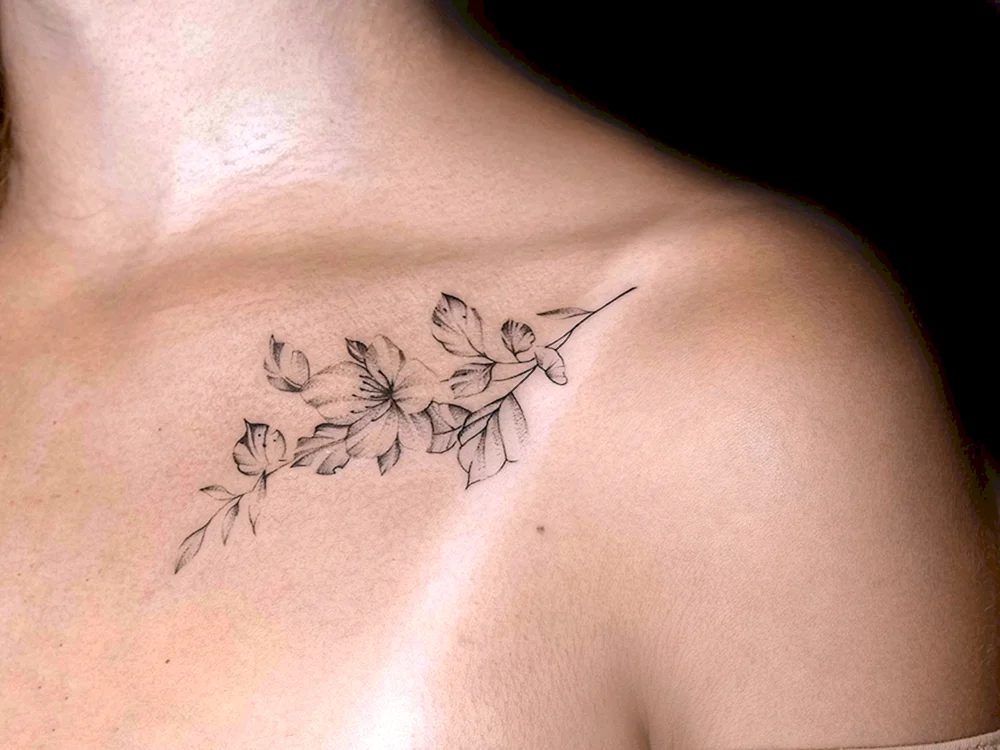 Tattoo auf Schlüsselbein für Mädchen