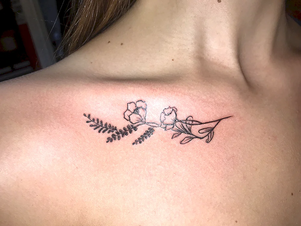 Schlüsselbein-Tattoo für Mädchen