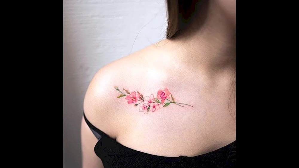 Mini Pfingstrose Tattoo auf Schlüsselbein