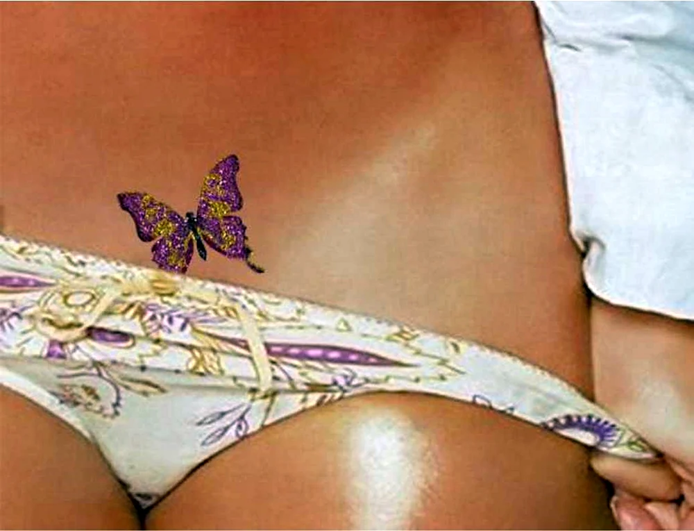 Tattoo in der Bikinizone eines Mädchens