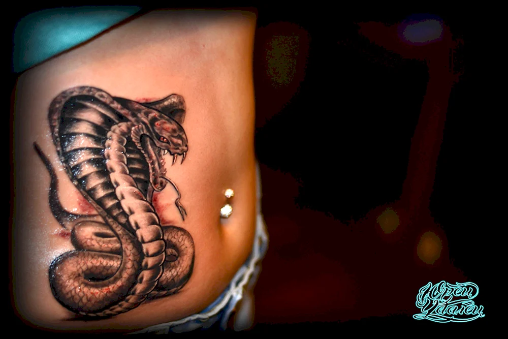 Schlangen-Tattoo am Bein