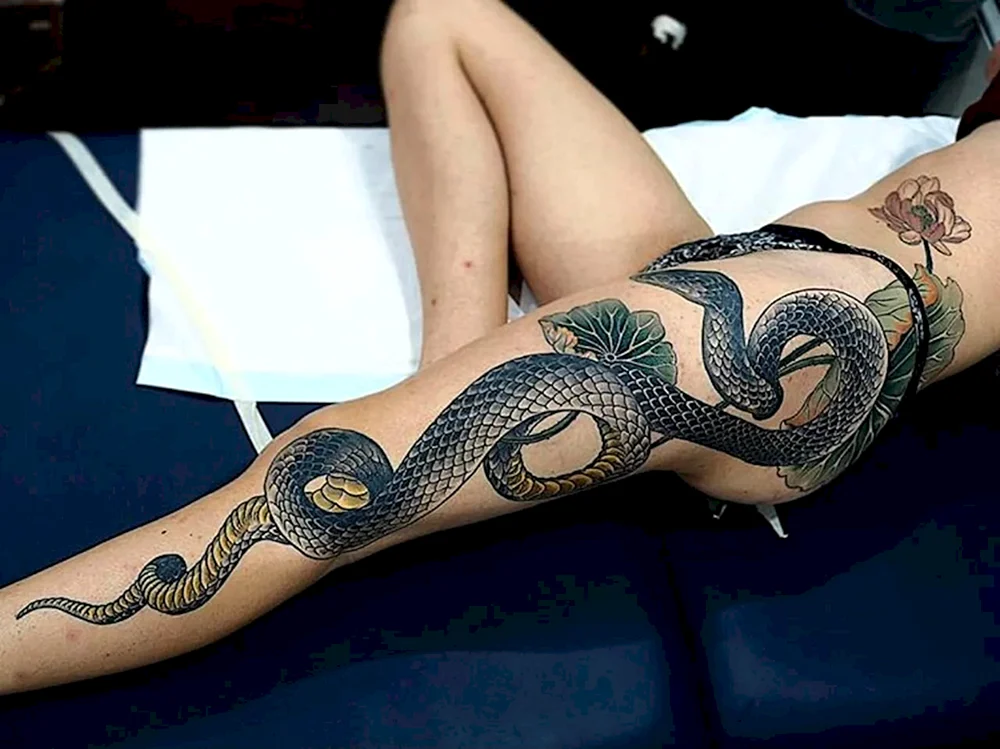 Schlangenkopf-Tattoo