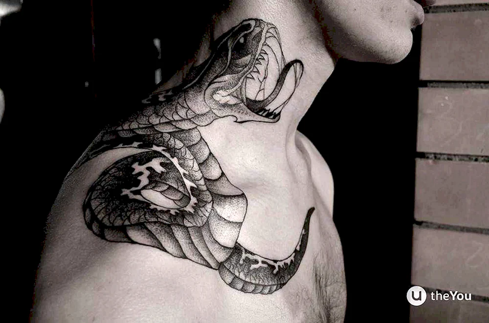 Schlangen-Tattoo am Hals