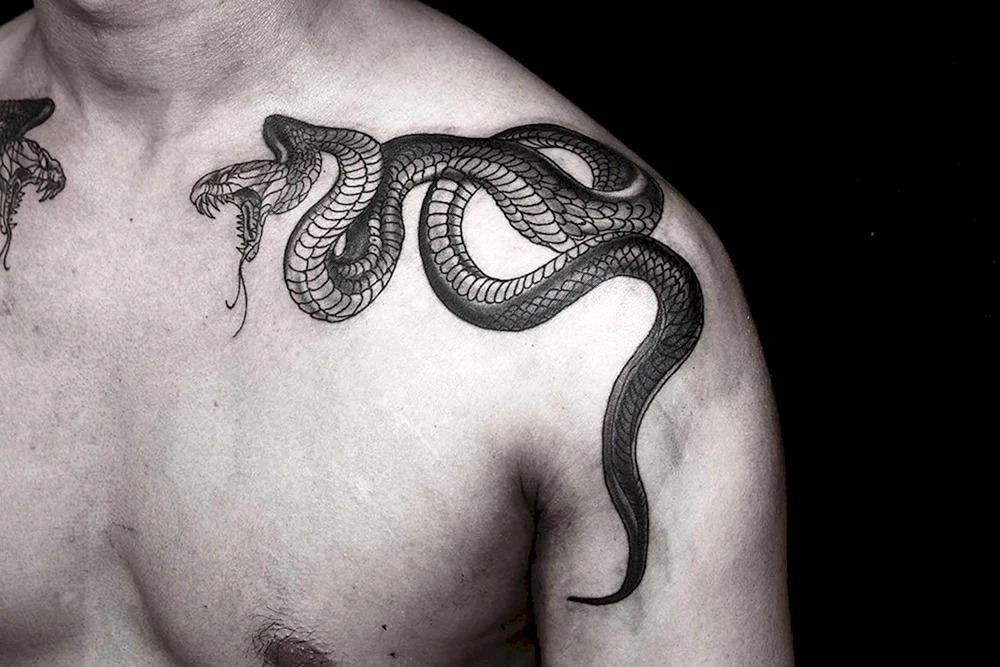 Schlangen Tattoo um den Hals