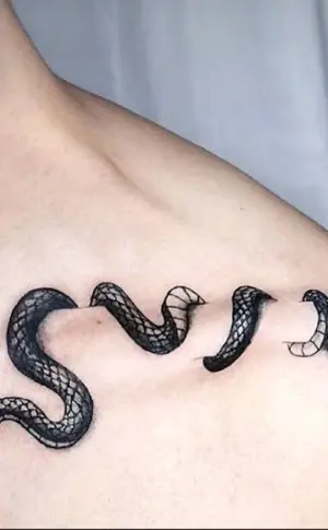 Schlangen-Tattoo am Schlüsselbein