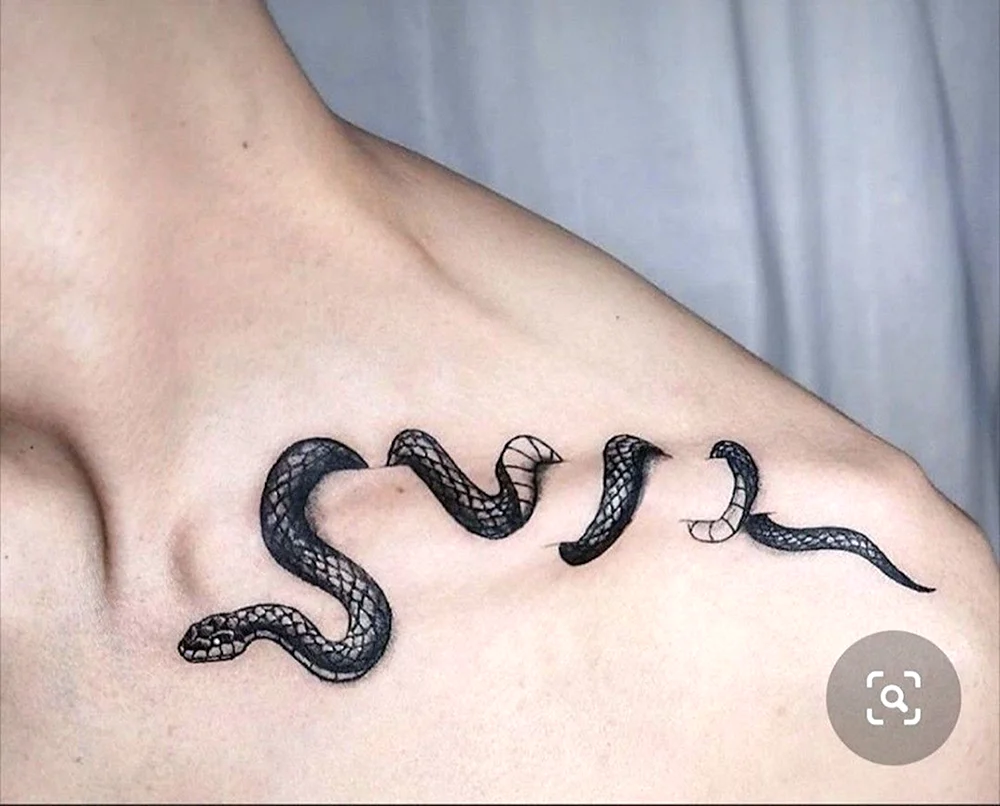 Schlangen-Tattoo am Schlüsselbein