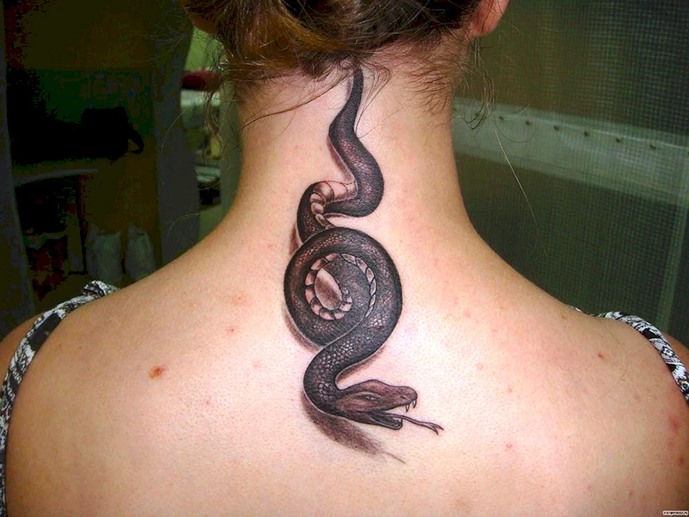 Schlangen-Tattoo am Hals