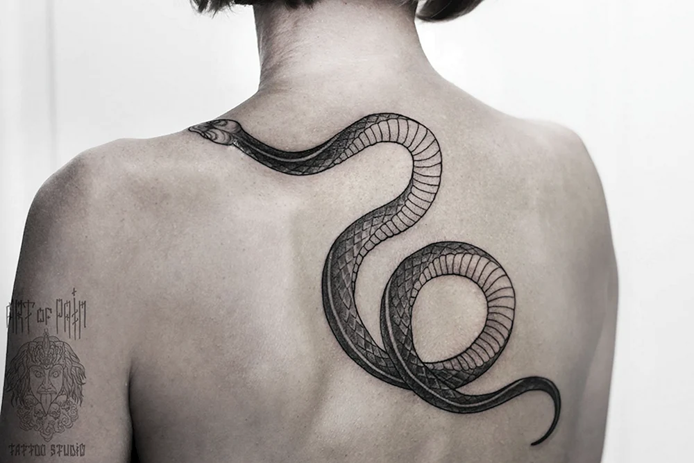 Schlangen-Tattoo um den Hals