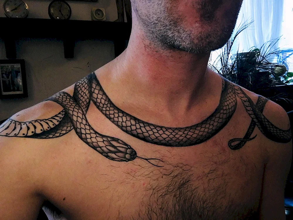 Schlangen-Tattoo um den Hals