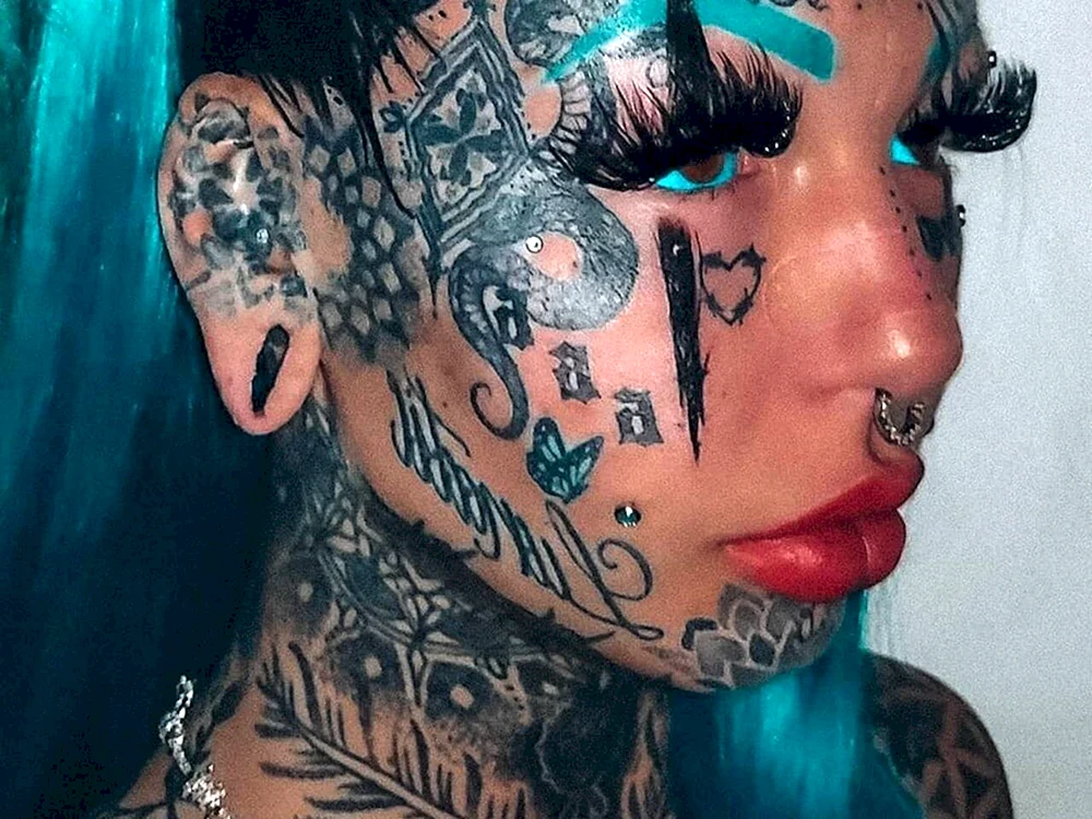 Tattooed Amber Luke