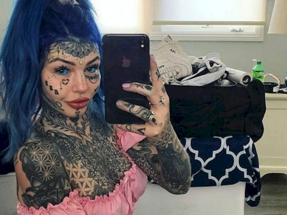Mädchen bedeckt mit Tattoos
