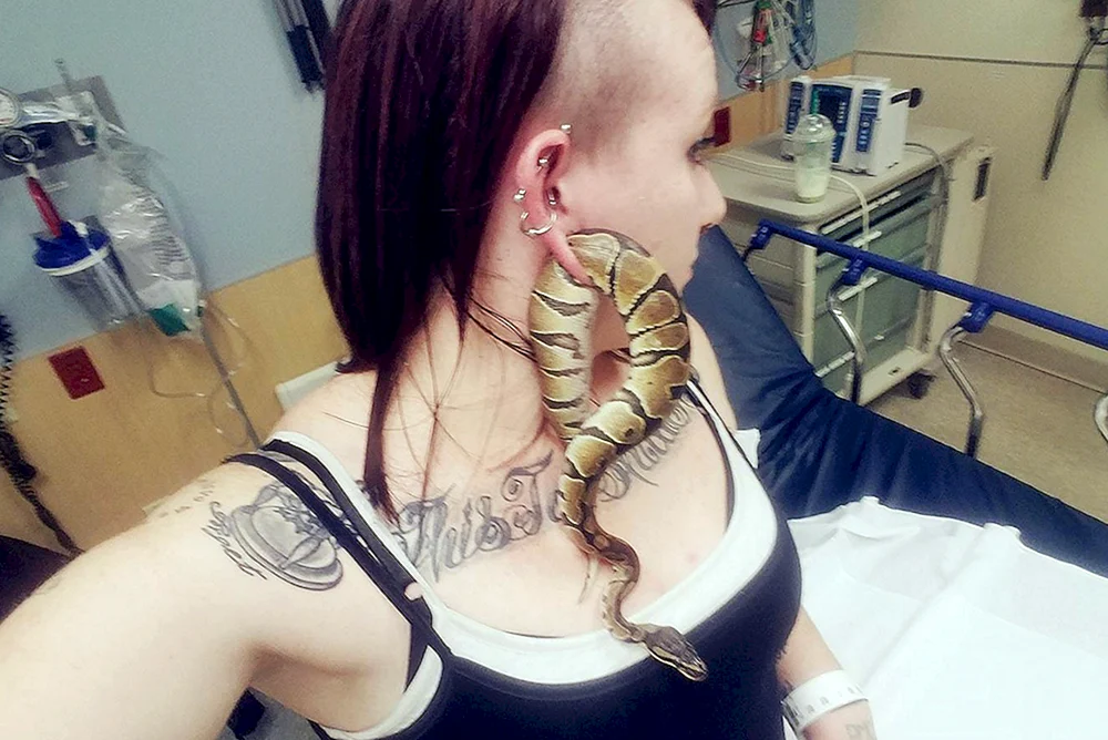 Schlangen-Tattoo am Hals