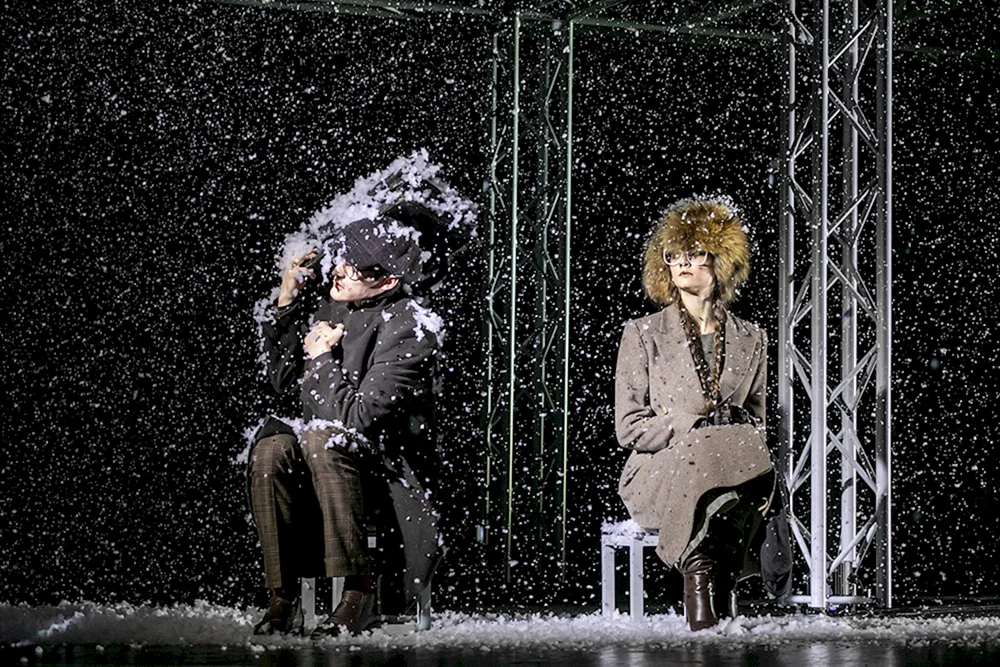 Lensovet Theater Zwei auf einer Schaukel