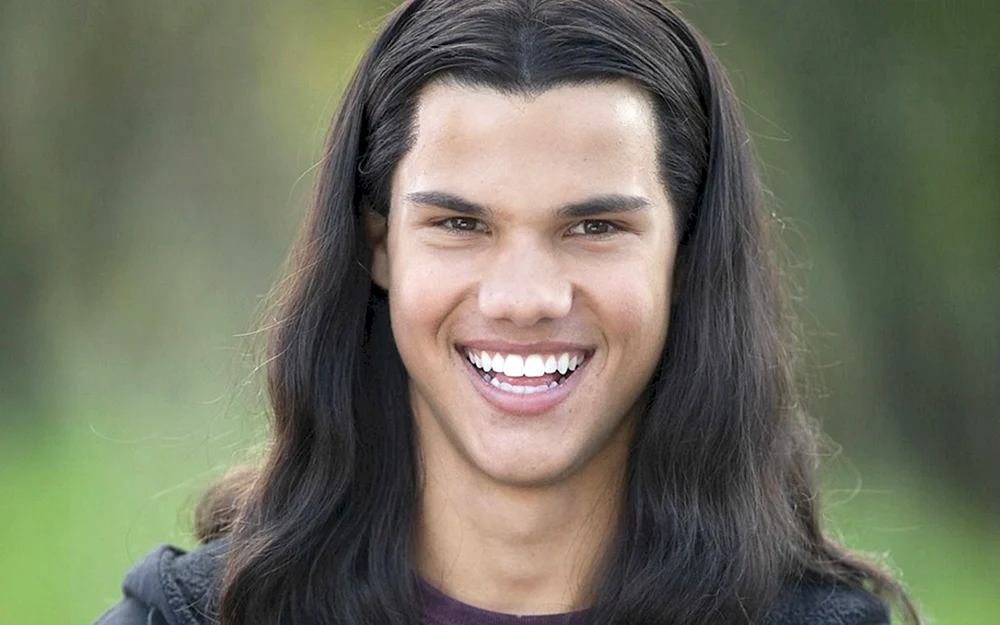 Taylor. Lautner mit langen Haaren