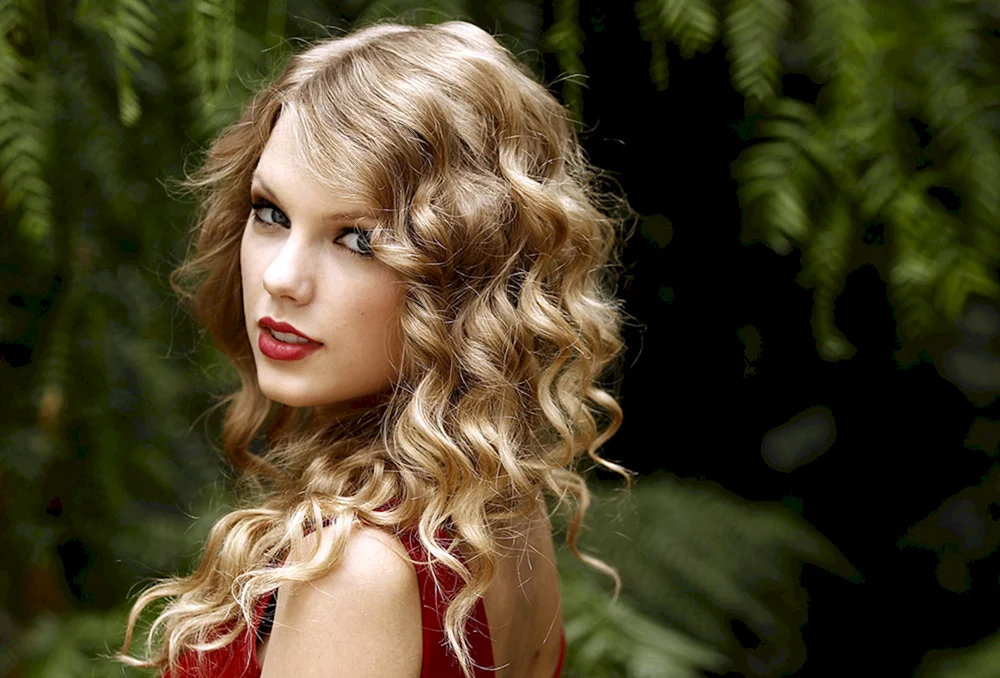 Taylor Swift mit Locken