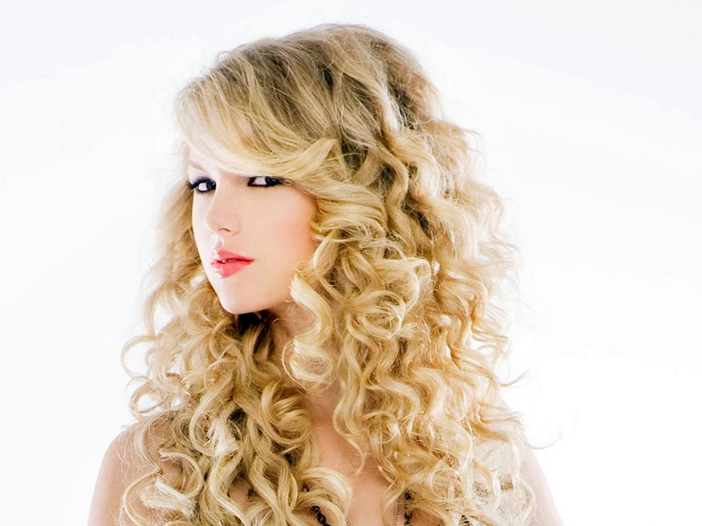 Taylor Swift mit Locken