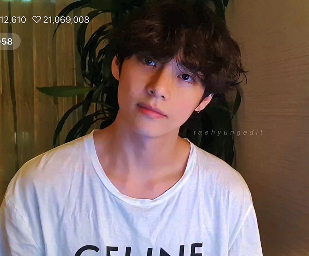 Taehen BTS mit Locken